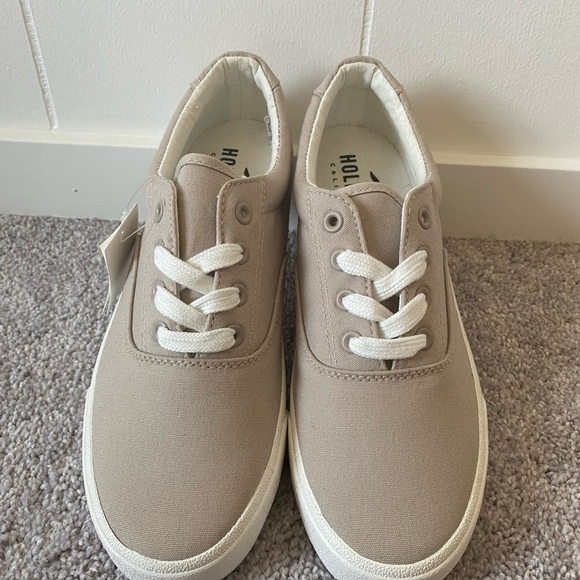 NWT Hollister Canvas Sneaker | Women's Size 9.5 - Picture 3 of 5